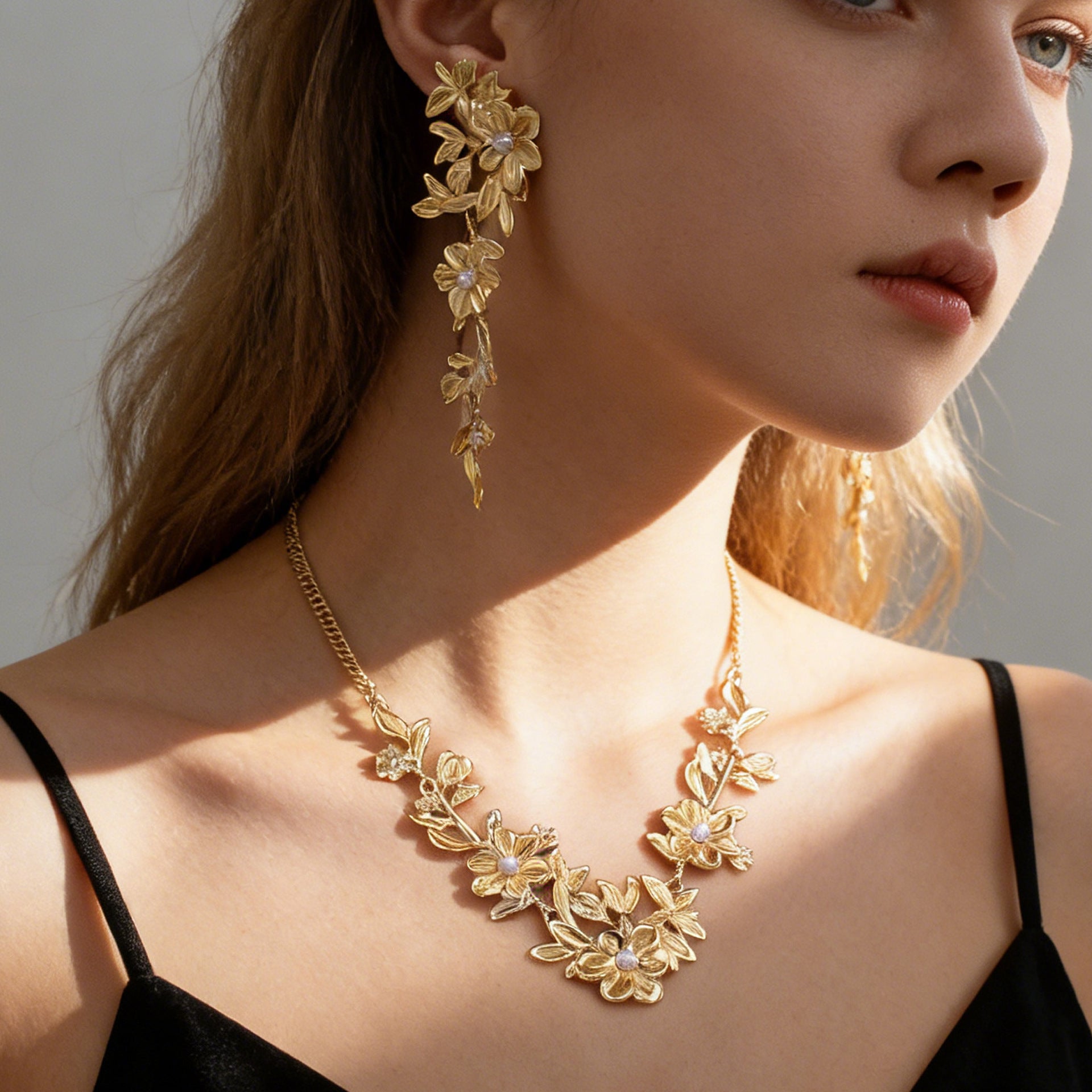 Damen Schmuckset mit kunstvoll gestalteter Blumen- und Perlenverzierung Shop Nory
