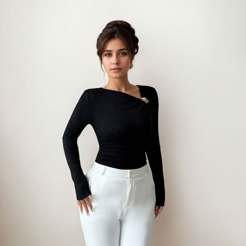 Damen figurbetontes Langarmshirt mit asymmetrischem Ausschnitt und dekorativer Brosche Shop Nory
