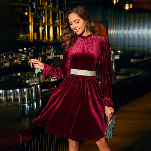 Damen samtiges knielanges Kleid mit Stehkragen, geraffter Taille und praktischen Eingrifftaschen Shop Nory