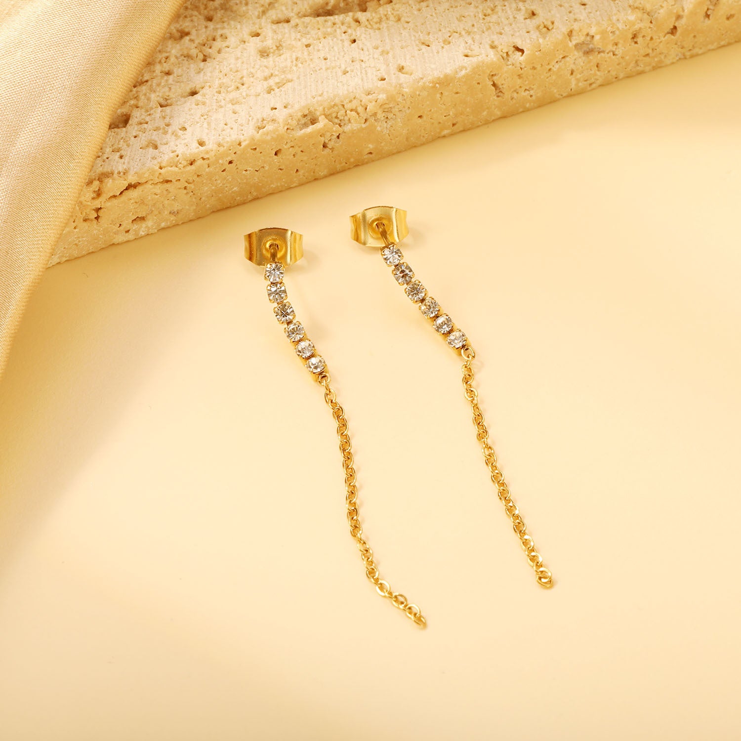 Damen Hängende Ohrstecker mit funkelnden Kristallen und eleganter Kettenstruktur Shop Nory