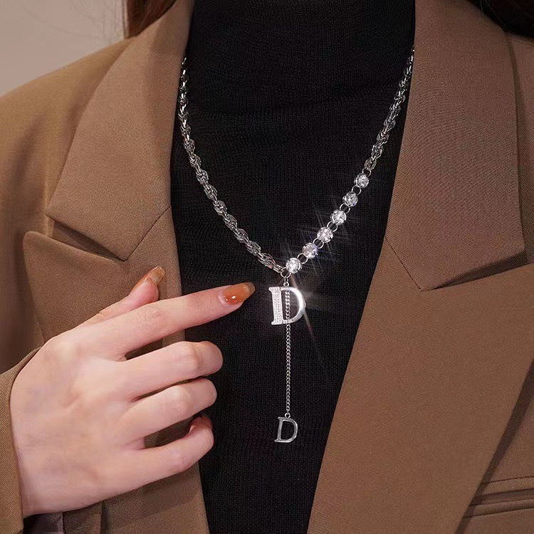 Damen Halskette mit funkelnden Zirkonia und eleganter D-Anhänger Shop Nory