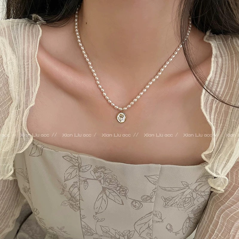 Damen Halskette mit perlenartigen Elementen und kunstvollem Anhänger Shop Nory