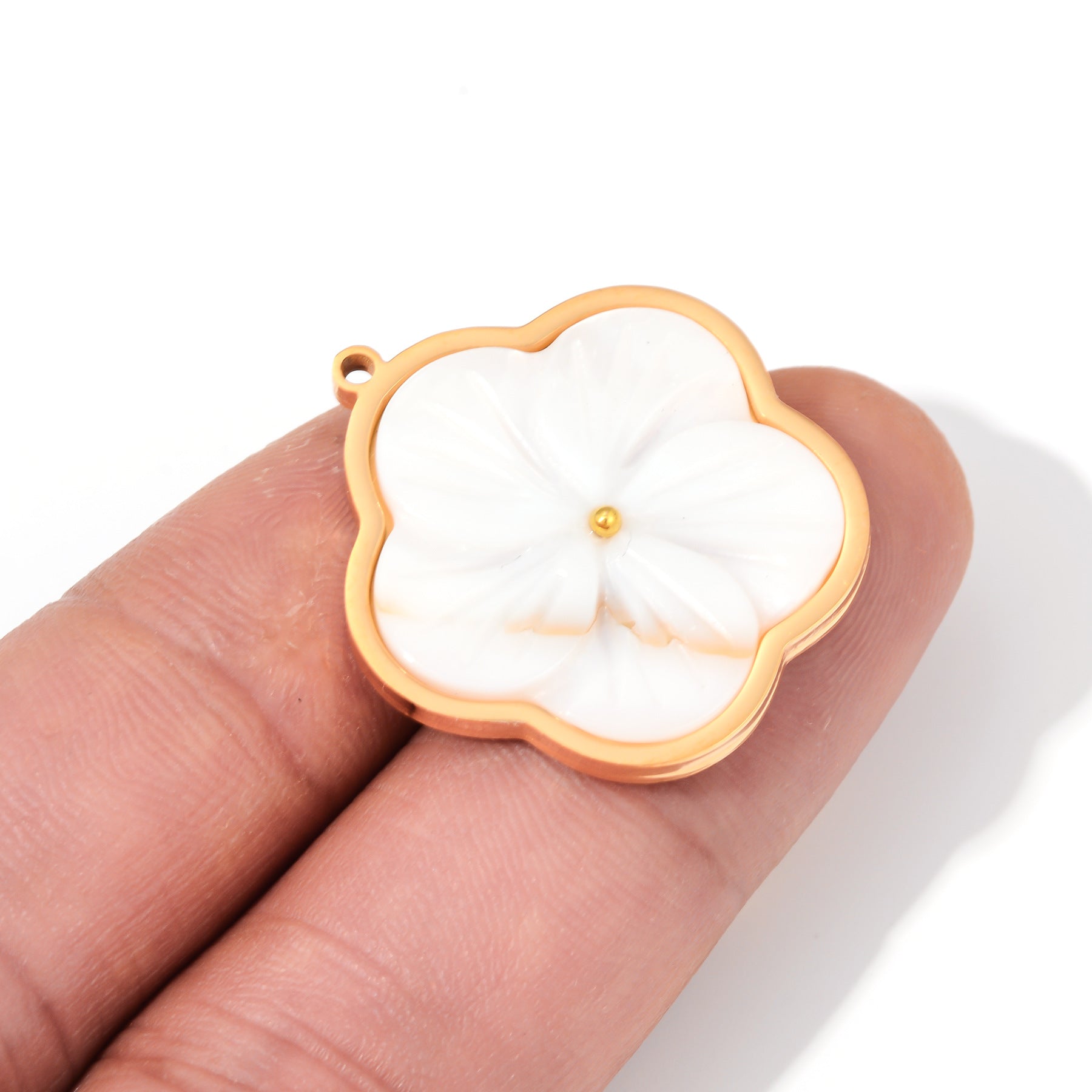Damen Schmuckanhänger in Form einer filigranen Blüte aus hochwertigem Material Shop Nory
