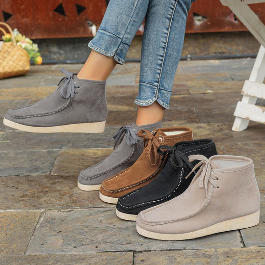 Damen knöchelhoher Mokassin-Boot mit Wildlederoptik, getragener Moccasin-Naht, dämpfender Crepe-Laufsohle und robusten Schnürsenkeln Shop Nory