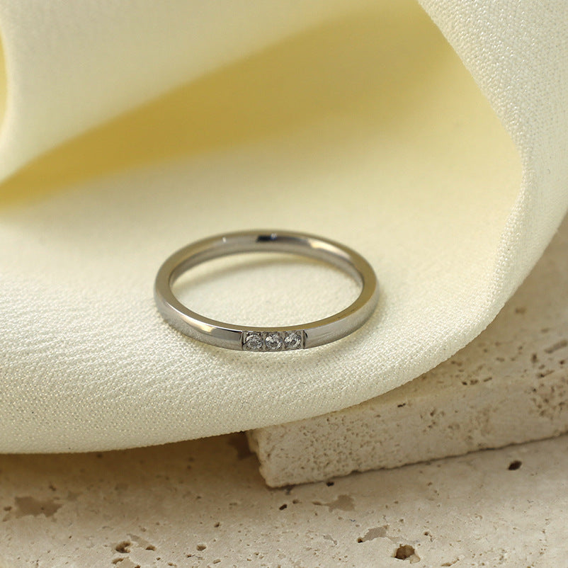 Damen zierlicher Ring mit funkelnden Zirkonia-Steinen Shop Nory