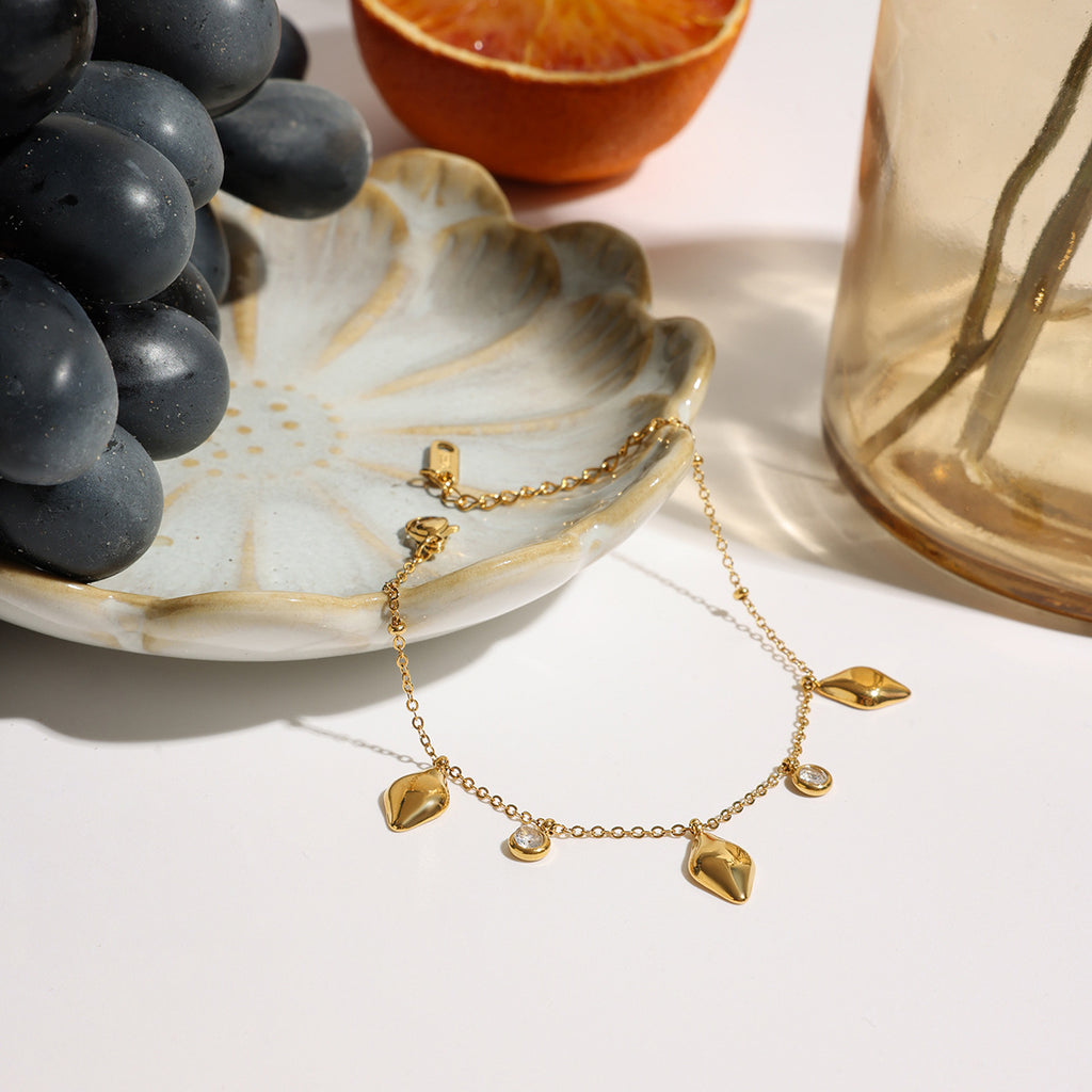 Damen Armband mit stylischen Tropfenanhängern und hypoallergener Edelstahlverarbeitung Shop Nory