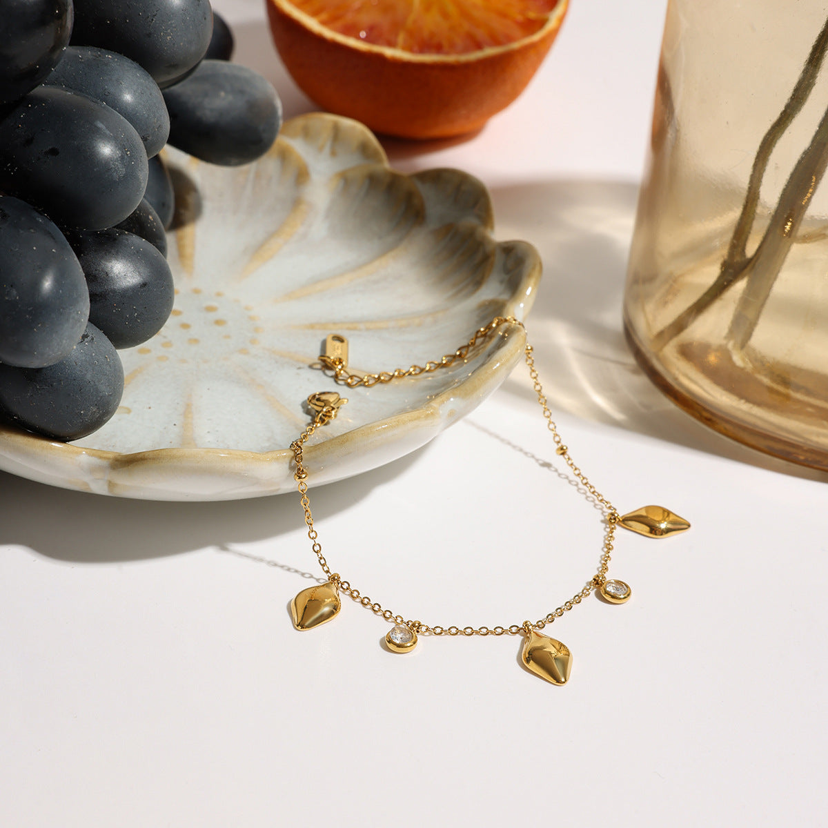 Damen Armband mit stylischen Tropfenanhängern und hypoallergener Edelstahlverarbeitung Shop Nory
