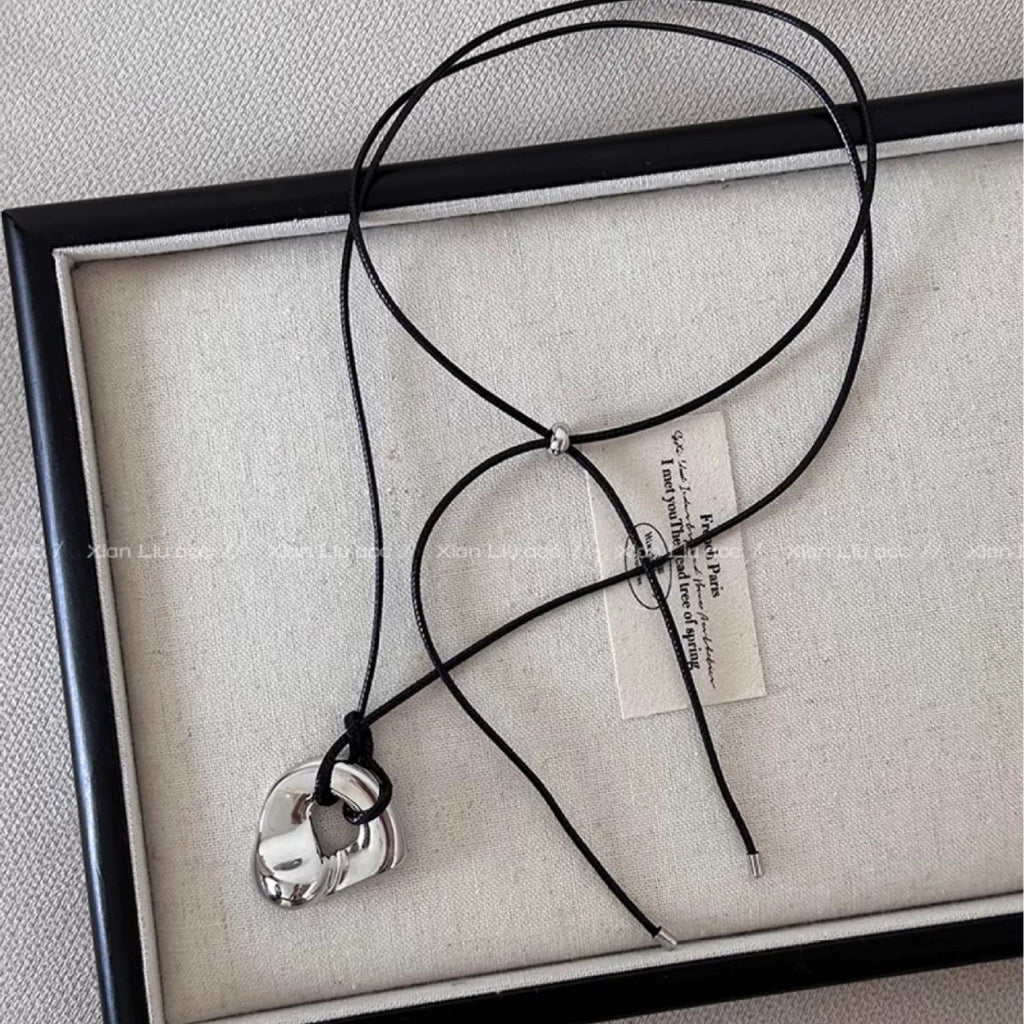 Damen Halskette mit modernem, glänzendem Anhänger Shop Nory