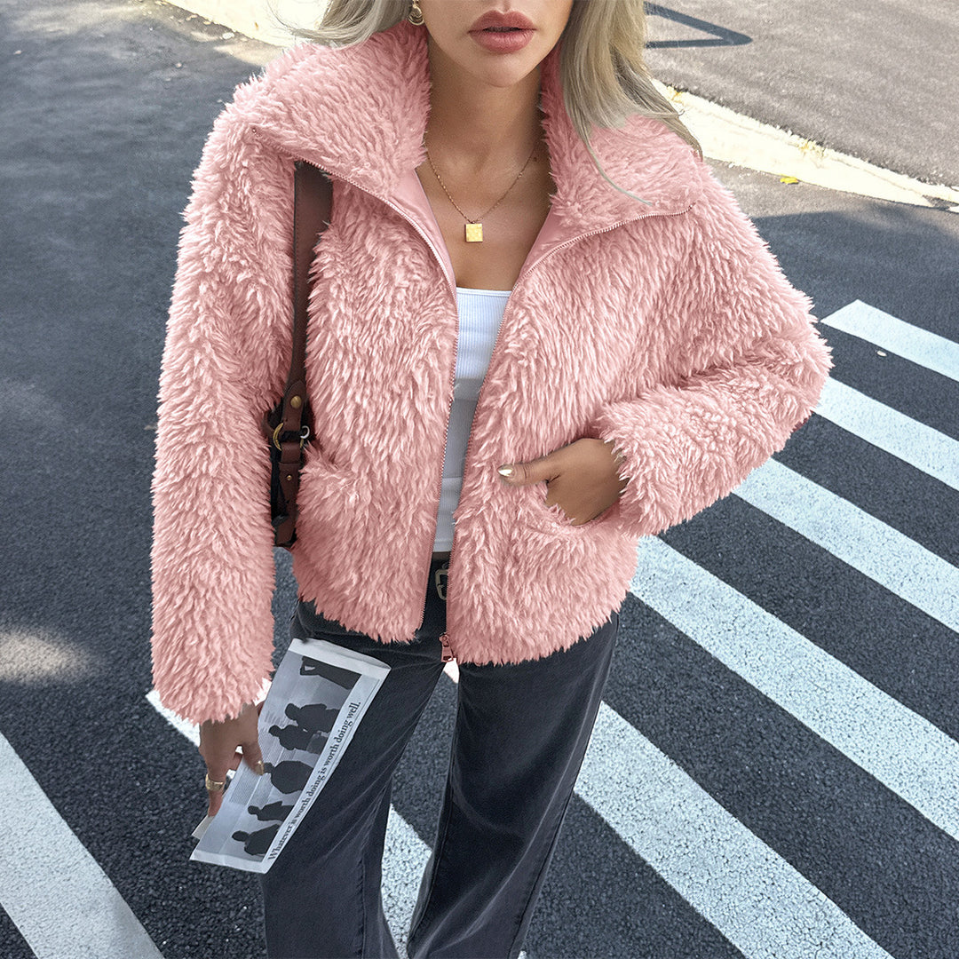 Damen nan Teddyjacke mit Reißverschluss, hochgeschlossenem Kragen, aufgesetzten Taschen und kurzer Passform Shop Nory