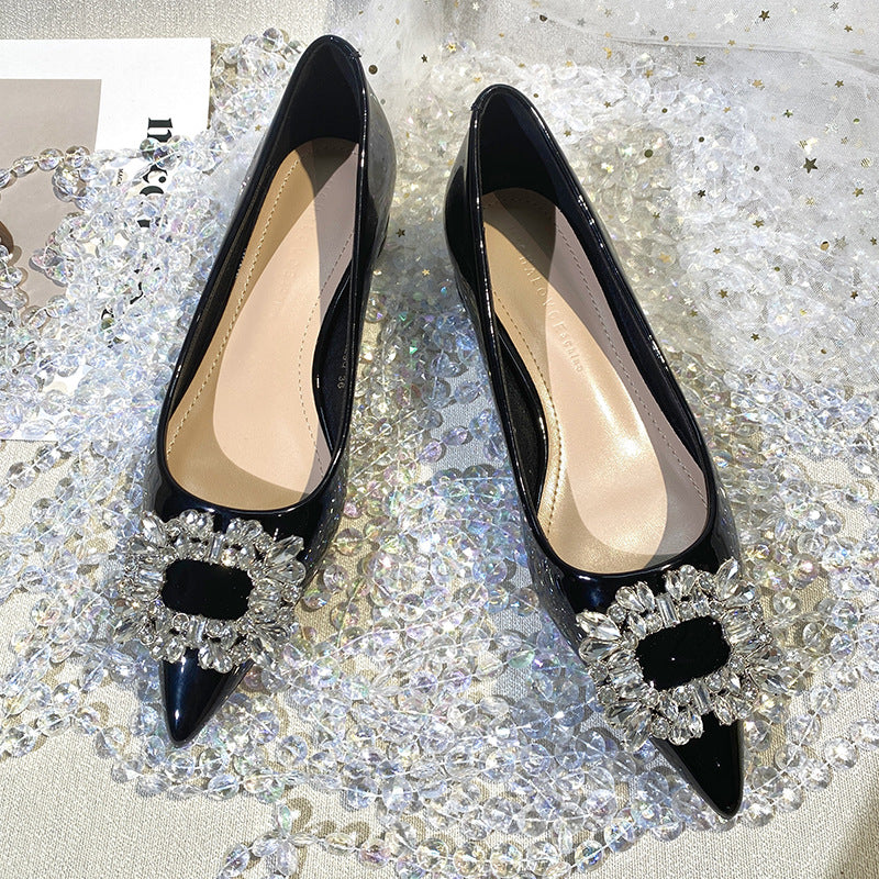 Damen Spitz zulaufende Lack‑Flats mit geschliffener Kristallschließe Shop Nory