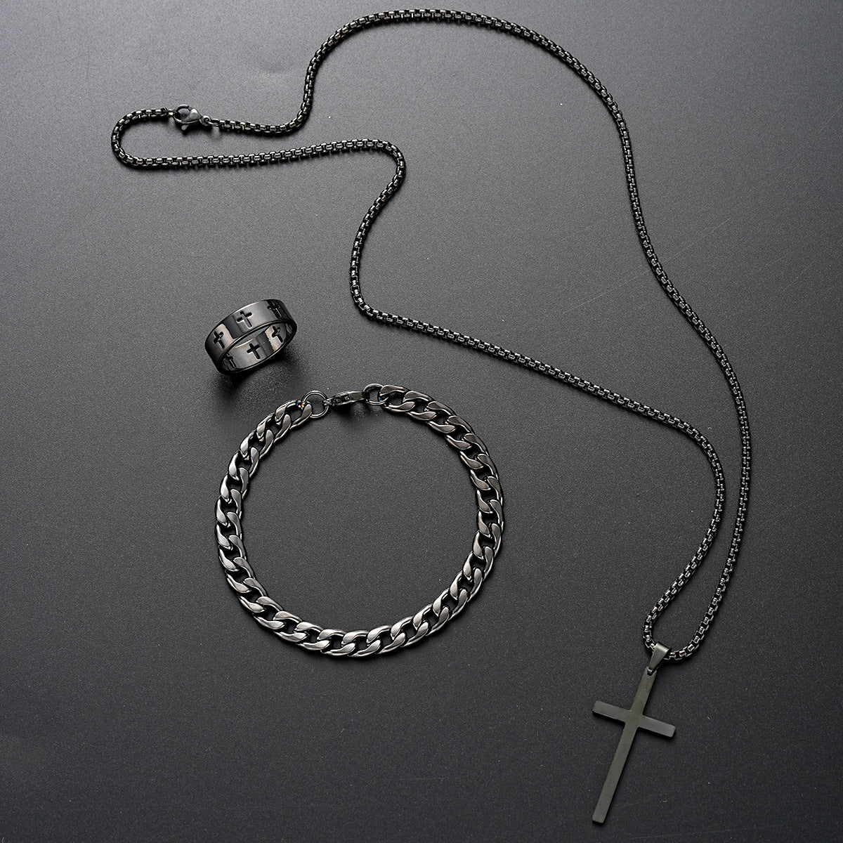 Herren Schmuckset aus robustem Edelstahl mit einzigartigem Kreuzanhänger und stilvollen Details Shop Nory