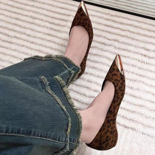 Damen Spitz zulaufende Pumps mit Leo-Veloursoptik und metallischer Kappenspitze Shop Nory