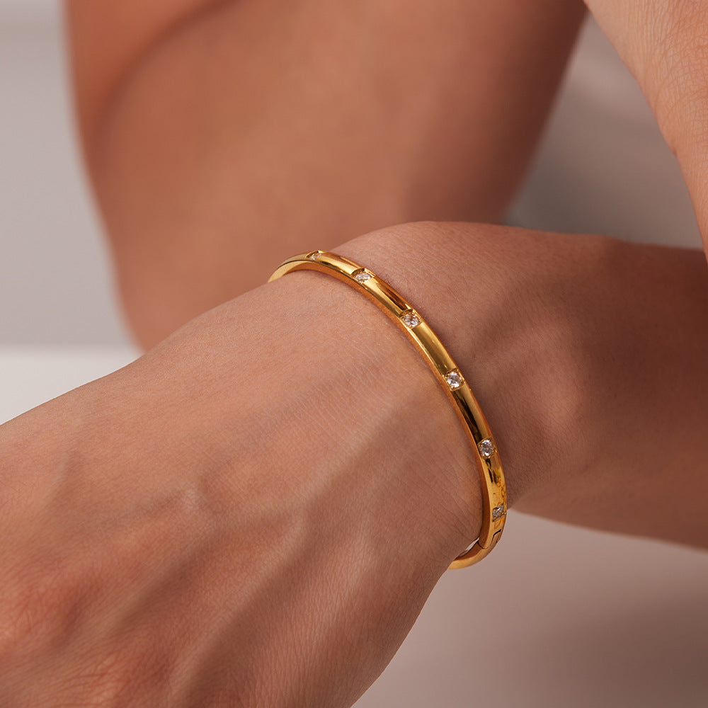 Damen Armreif aus hypoallergenem Edelstahl mit funkelnden Zirkonia-Elementen Shop Nory