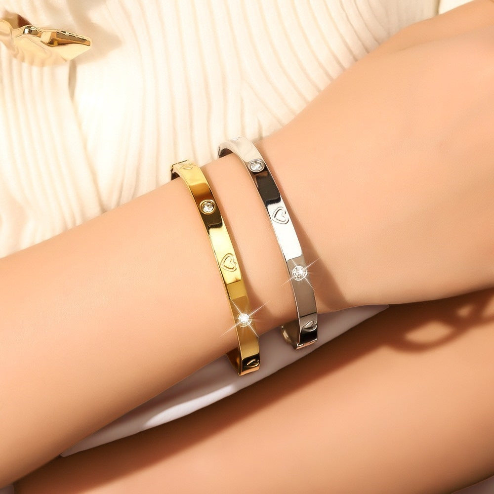 Damen Armreif mit Herzmotiv und Zirkonia-Steinen Shop Nory
