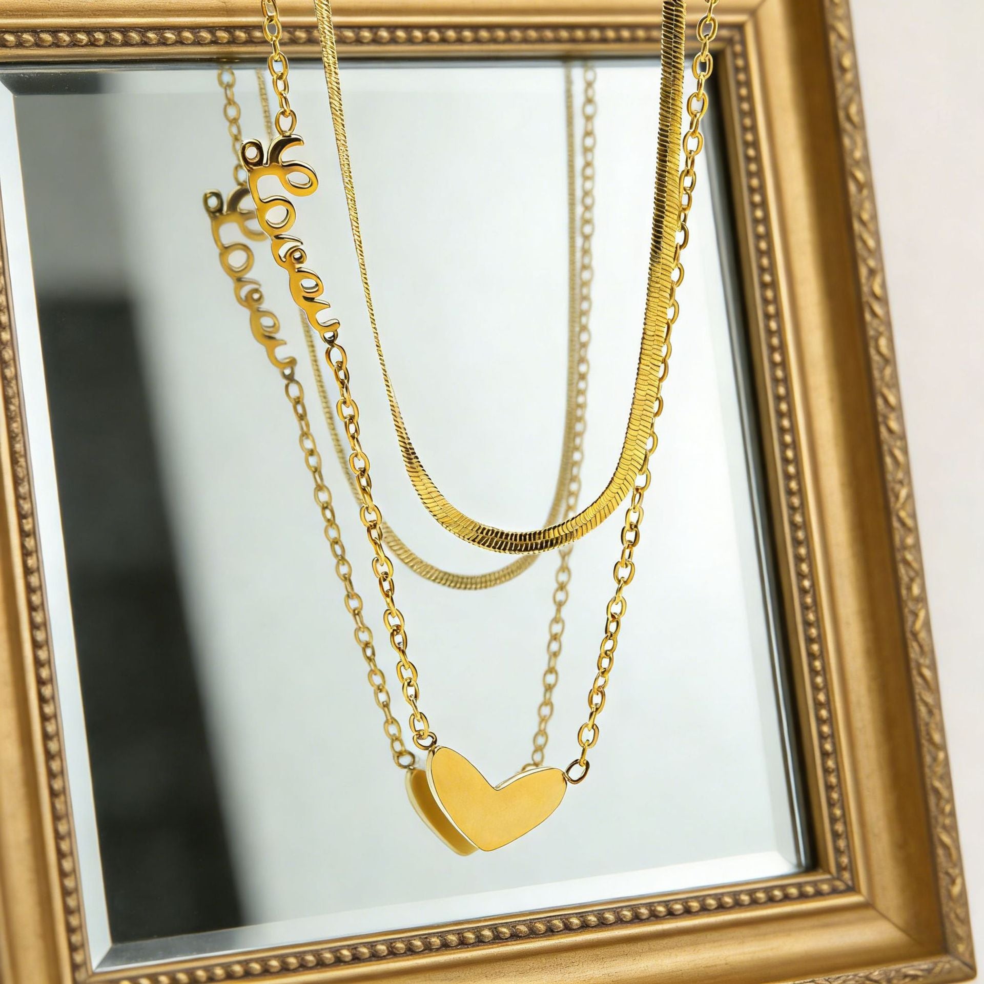 Damen Halskette mit goldplattiertem Herz-Anhänger und personalisiertem Namenszug Shop Nory