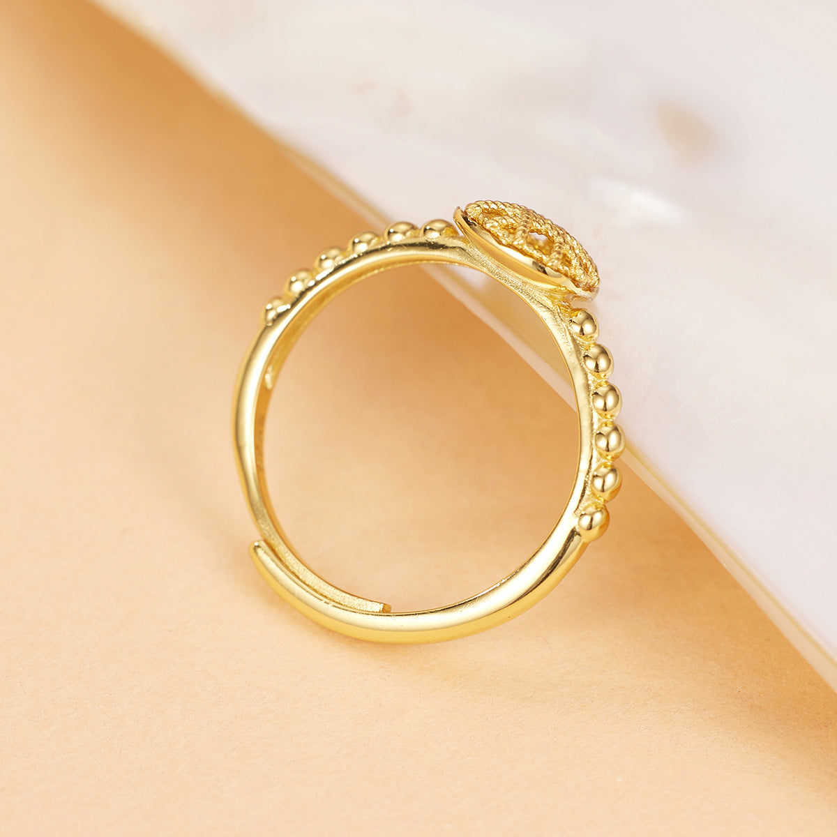 Damen goldfarbener Ring mit filigranem Blütenanhänger und eleganter Kugelkette Shop Nory