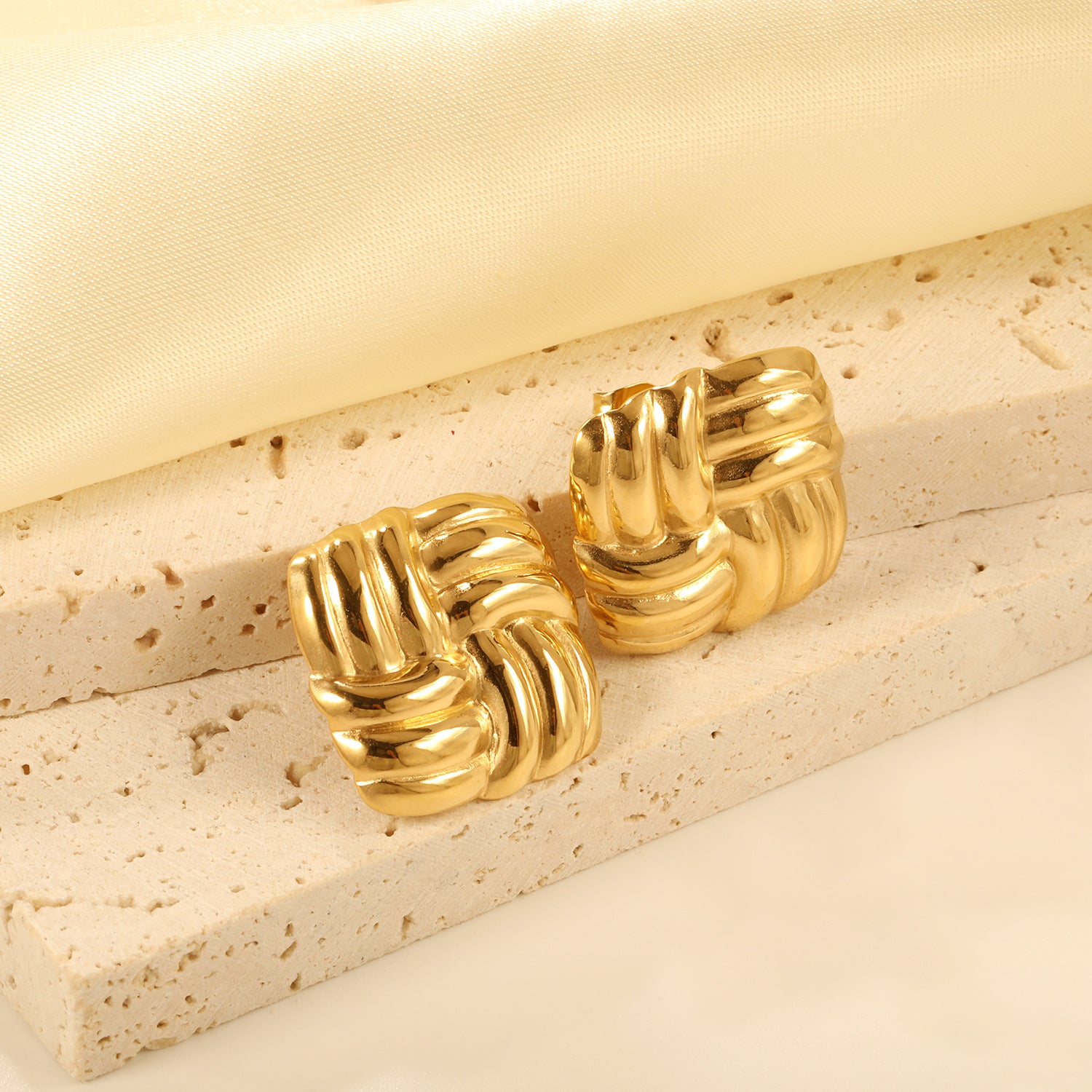 Damen auffällige, goldfarbene Ohrringe mit modernem Strukturdesign Shop Nory