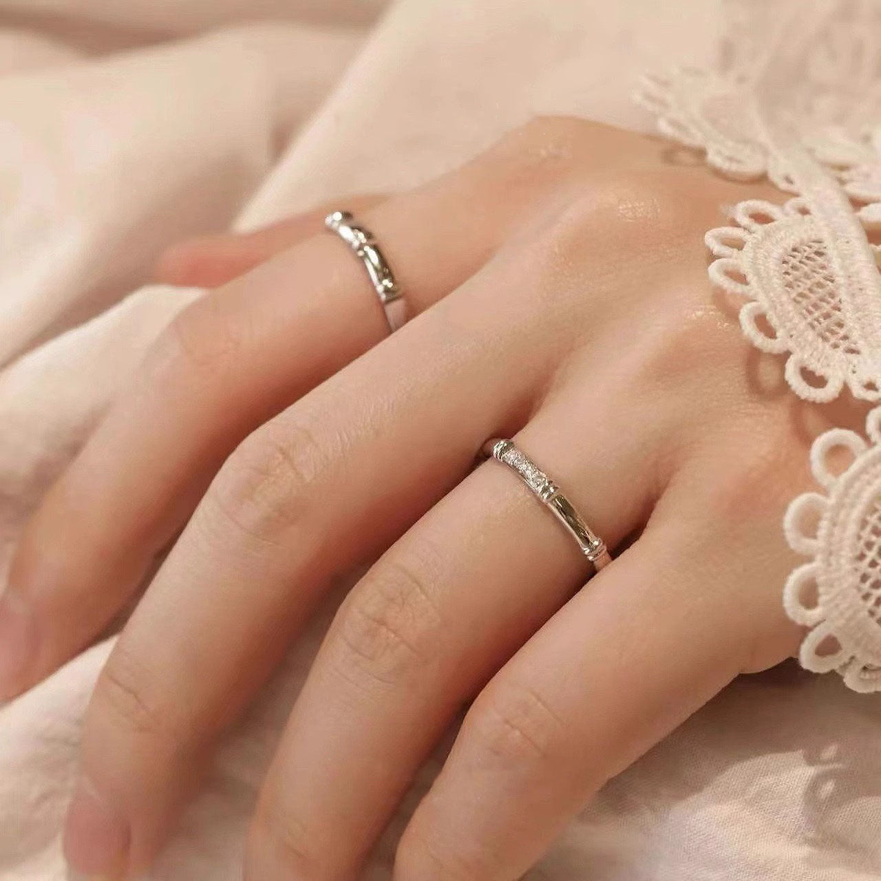 Damen eleganter Ring mit filigraner Detailarbeit und funkelnden Zirkonia Shop Nory