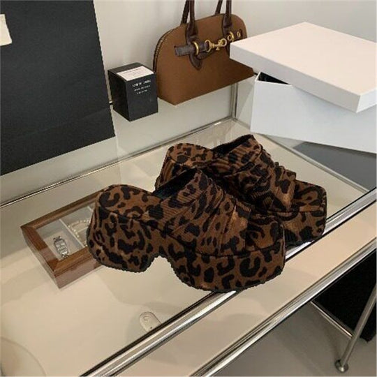 Damen Gepolsterte Plateau-Pantoletten mit Leopardenprint und samtiger Struktur Shop Nory