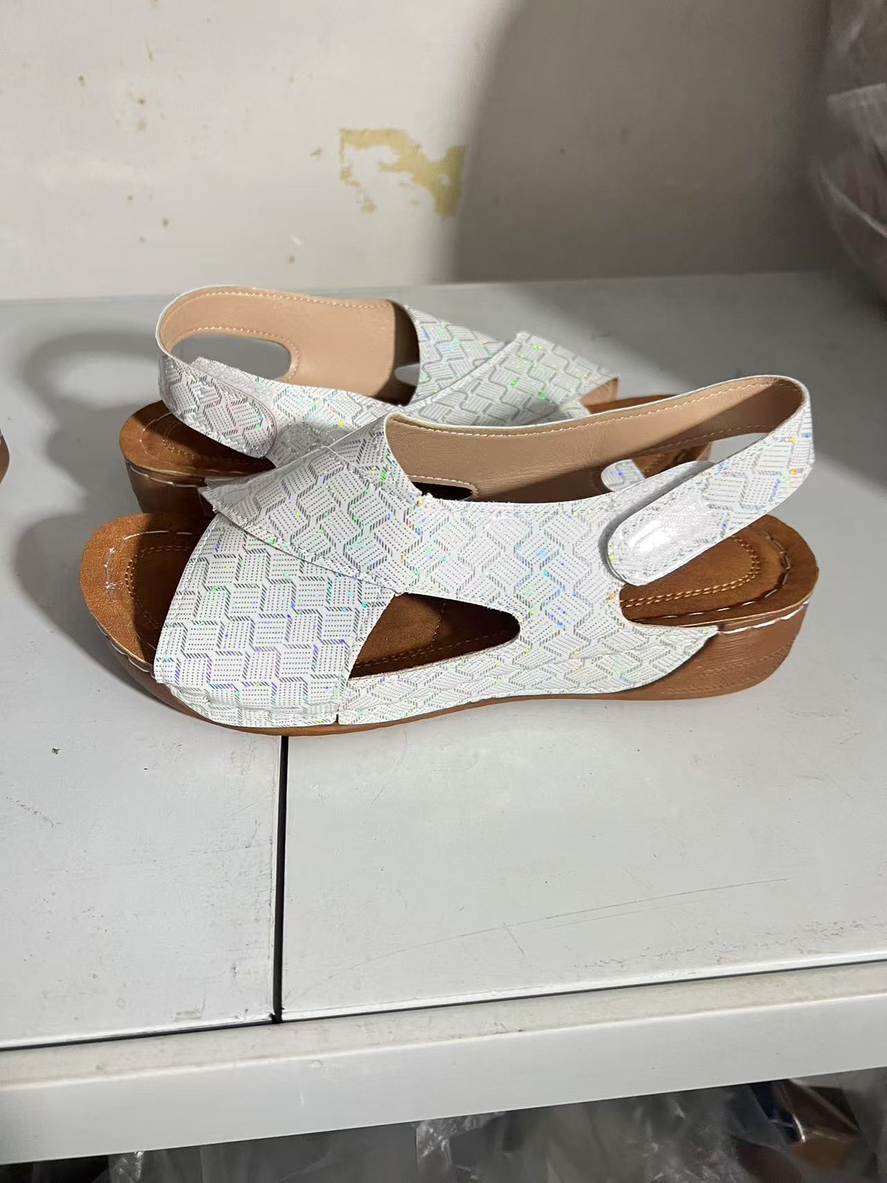 Damen modische Sandalen mit verstellbarem Riemen und anatomischem Fußbett Shopnory