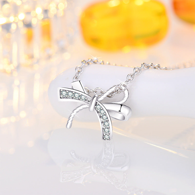 Damen Halskette mit kunstvollem Kleeblattanhänger und glitzernden Zirkonia Shop Nory