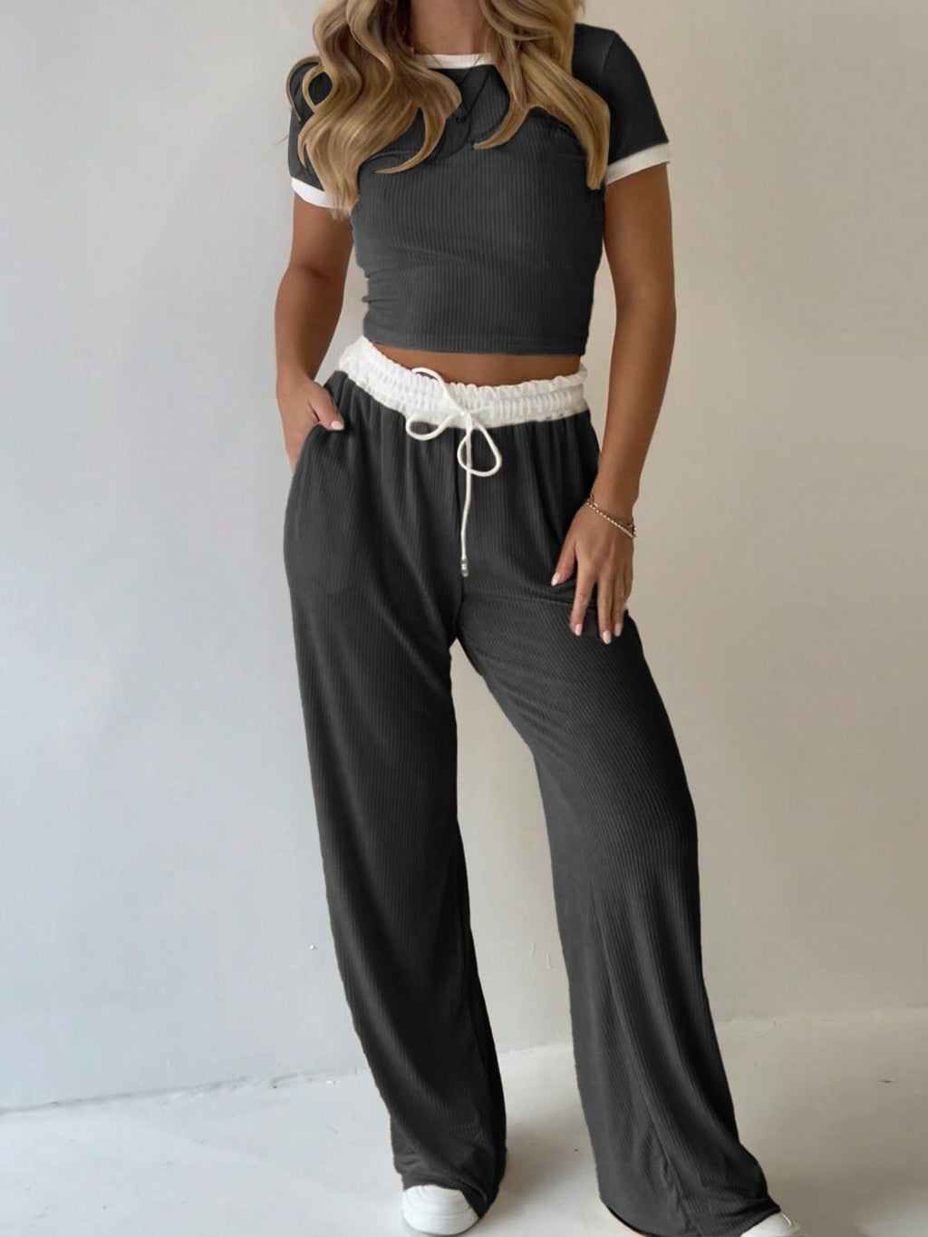 Damen lässiges zwei-teiliges Freizeit-Set mit cropped T-Shirt und weiten Hose