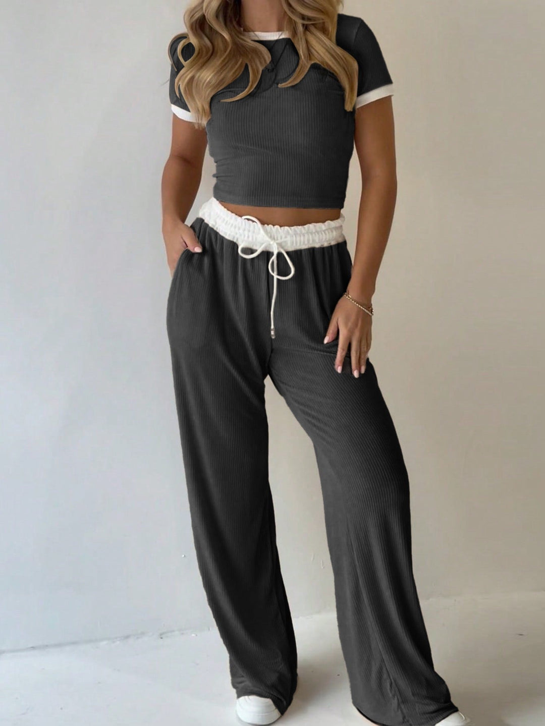 Damen lässiges zwei-teiliges Freizeit-Set mit cropped T-Shirt und weiten Hose