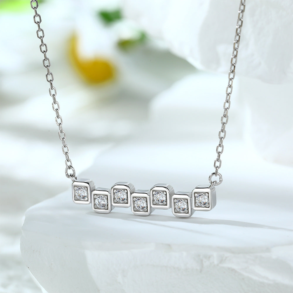 Damen Halskette mit funkelnden Zirkonia-Elementen und modernem Design Shop Nory