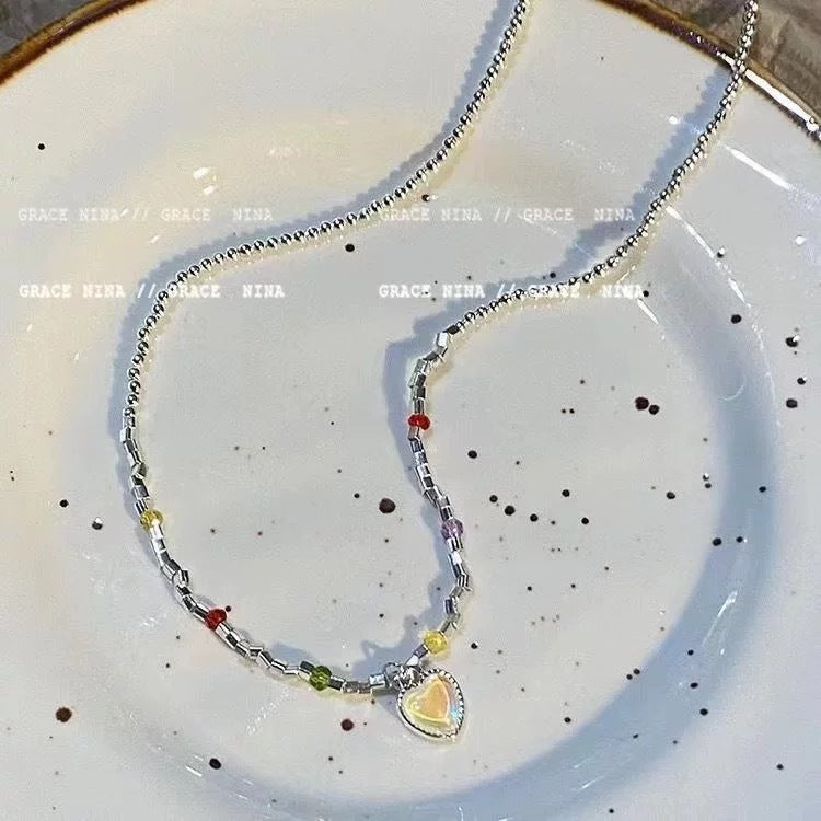 Damen Halskette mit einzigartigem Herzanhänger und bunten Perlendetails Shop Nory