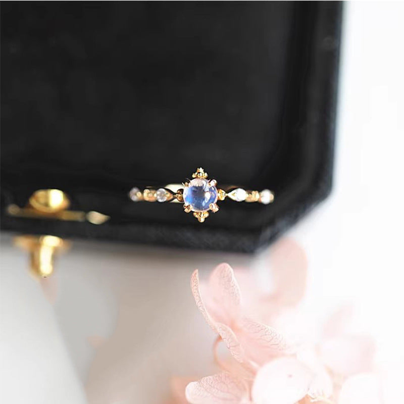 Damen eleganter Ring mit ovalem blauen Edelstein und funkelnden Zirkonia Shop Nory