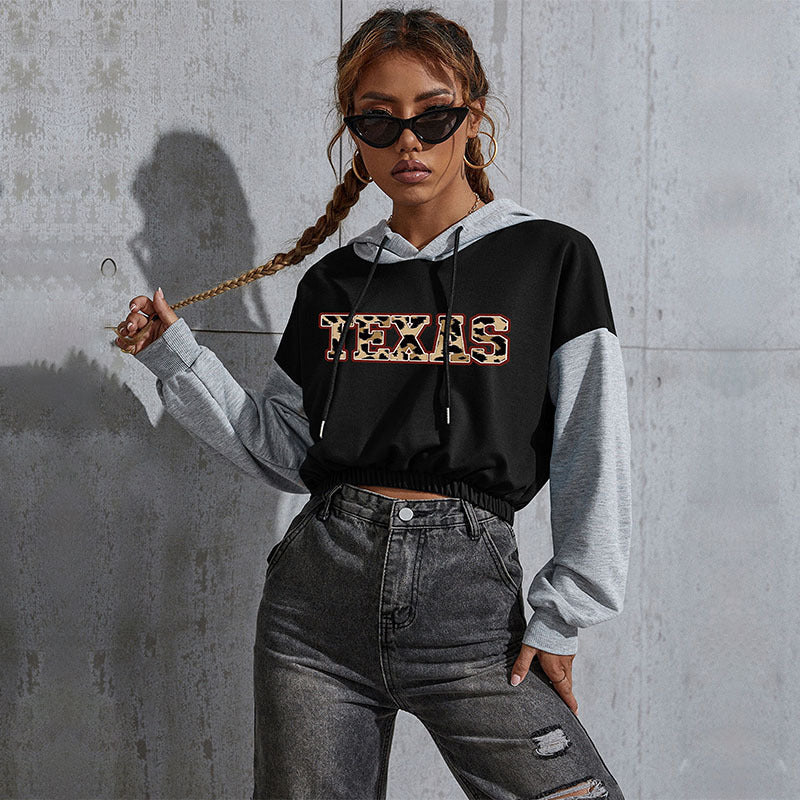 Damen Kurzgeschnittener Kapuzenpullover mit Teddy‑Print, Colorblock‑Ärmeln und elastischem Saum Shop Nory