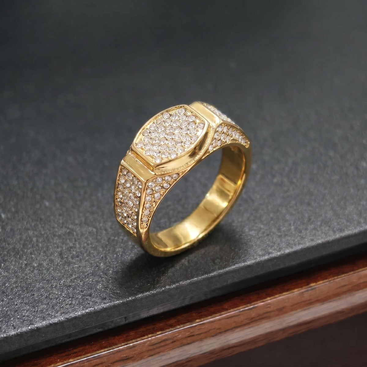 Herren Ring mit funkelndem Zirkonia-Besatz und eleganter Struktur Shop Nory