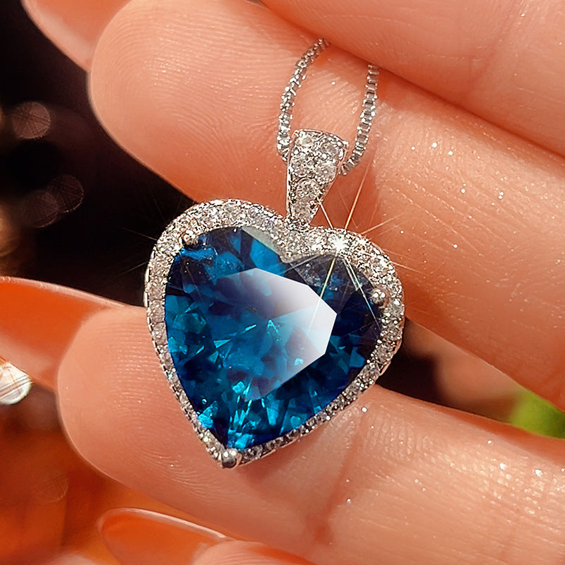 Herzförmiger facettierter Edelsteinanhänger mit Pavé-Halo und Silberkette aus Sterling Silber