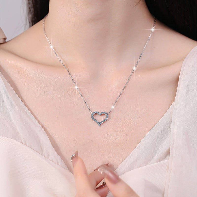 Damen Halskette mit einem liebevollen Herzanhänger und funkelnden Kristallen Shop Nory