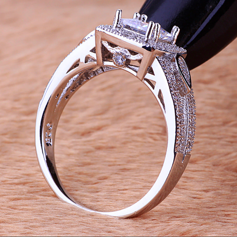 Damen Ring mit funkelndem Zirkonia-Besatz und kunstvollem Design Shop Nory