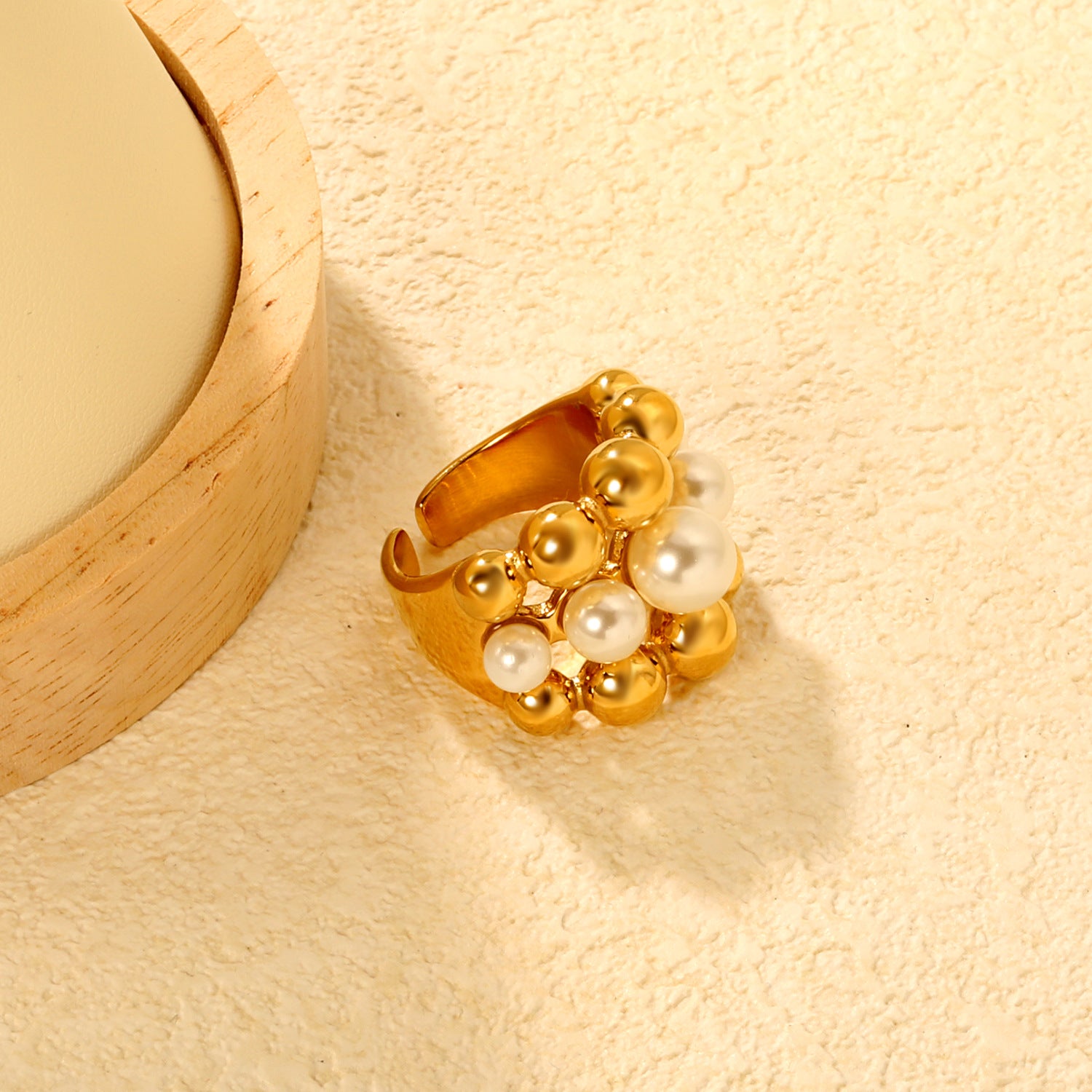 Damen Ring mit kunstvollem Perlen-Design und edler Goldoberfläche Shop Nory