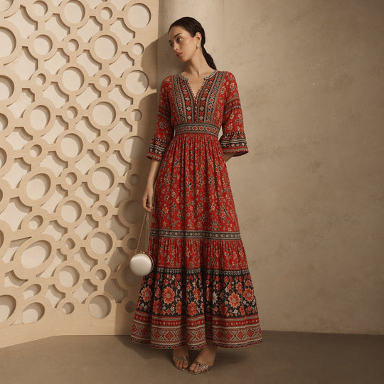 Damen langes Boho-Maxi-Kleid mit V-Ausschnitt geraffter Taille und mehrlagigem Stufenrock Shop Nory