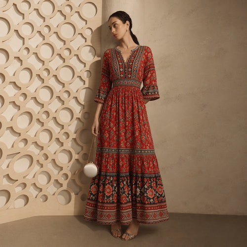 Damen langes Boho-Maxi-Kleid mit V-Ausschnitt geraffter Taille und mehrlagigem Stufenrock Shop Nory