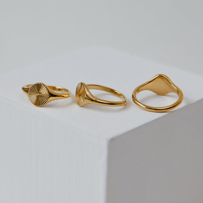 Damen eleganter Goldring mit detailverarbeitetem Sonnensymbol Shop Nory