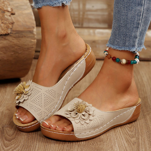 Damen Perforierte Keil-Sandalen als Slip-On mit Blumenapplikation und gepolstertem Fußbett Shop Nory