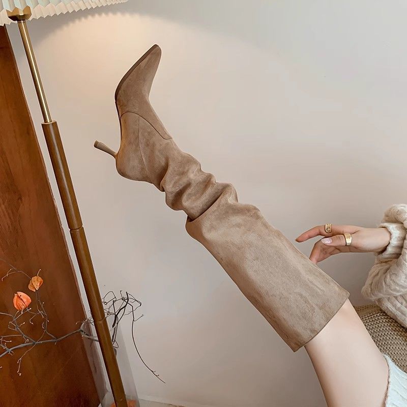 Damen kniehohe Slouch‑Stiefel aus Veloursoptik mit spitzer Zehenpartie und sculpted Stiletto Shop Nory