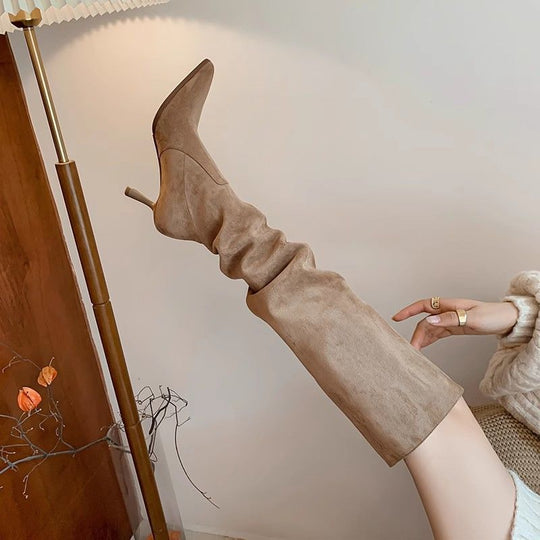 Damen kniehohe Slouch‑Stiefel aus Veloursoptik mit spitzer Zehenpartie und sculpted Stiletto Shop Nory