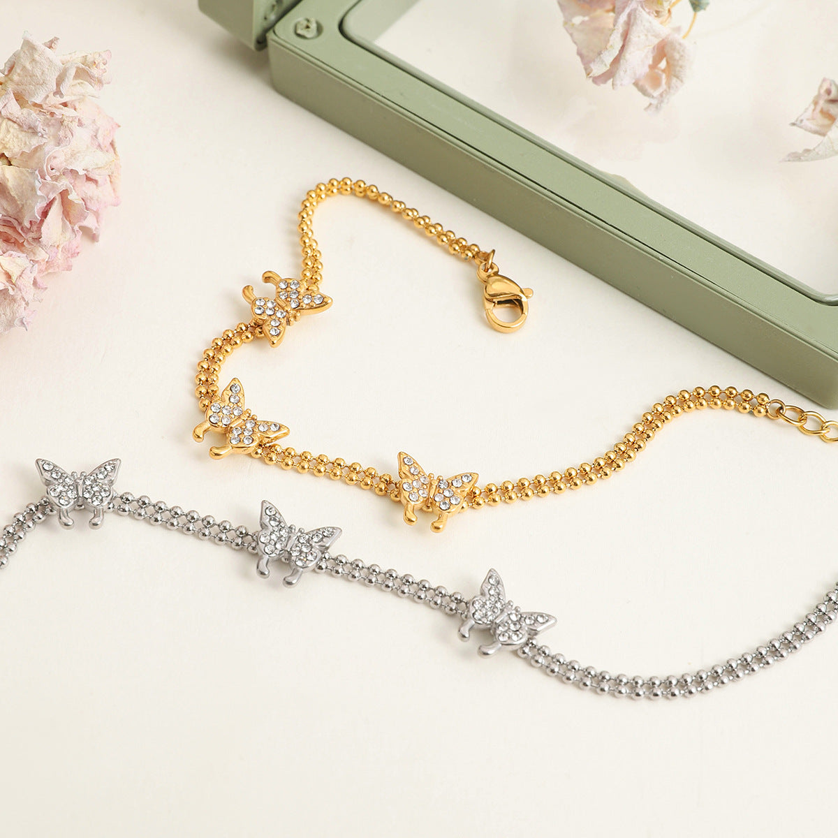 Damen Armband mit eleganten Schmetterlingen und funkelnden Kristallen Shop Nory