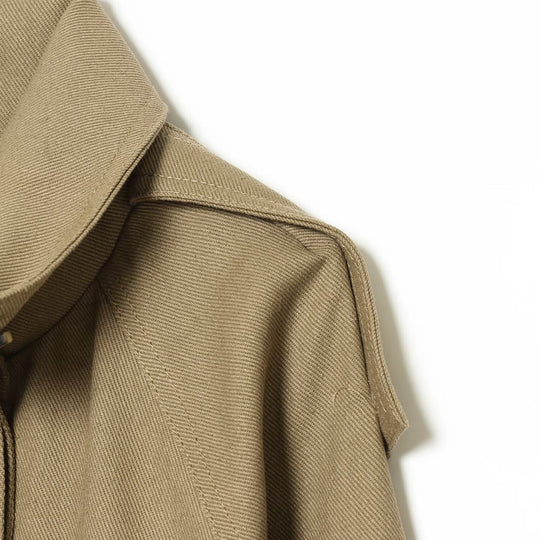 Damen Kurze Oversized Cape-Trenchjacke mit hohem Funnelkragen und Utility‑Pattentaschen Shop Nory