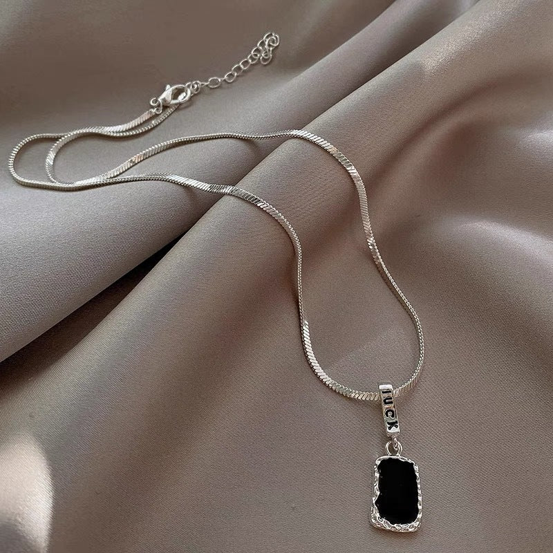 Damen Halskette mit hochwertigem, filigranem Anhänger aus schwarz gefärbtem Stein Shop Nory