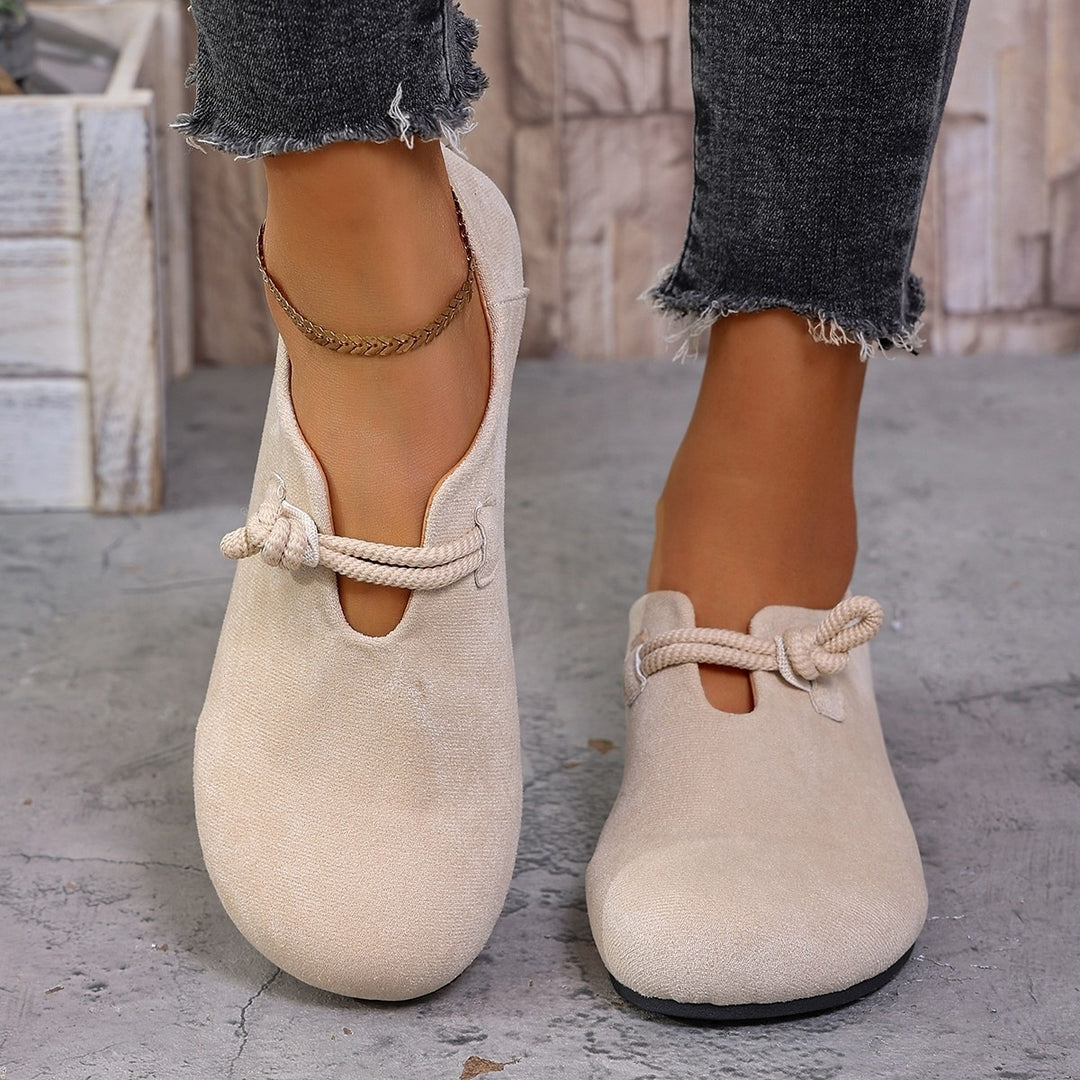 Damen Bequeme Slipper mit runder Kappe, Veloursoptik und Knotenriemen Shop Nory