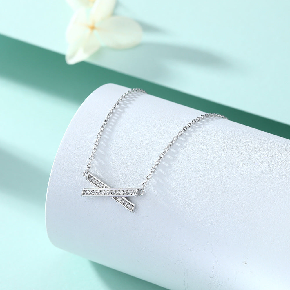 Damen Halskette mit modernem Kreuz-Design und funkelndem Zirkonia-Besatz Shop Nory