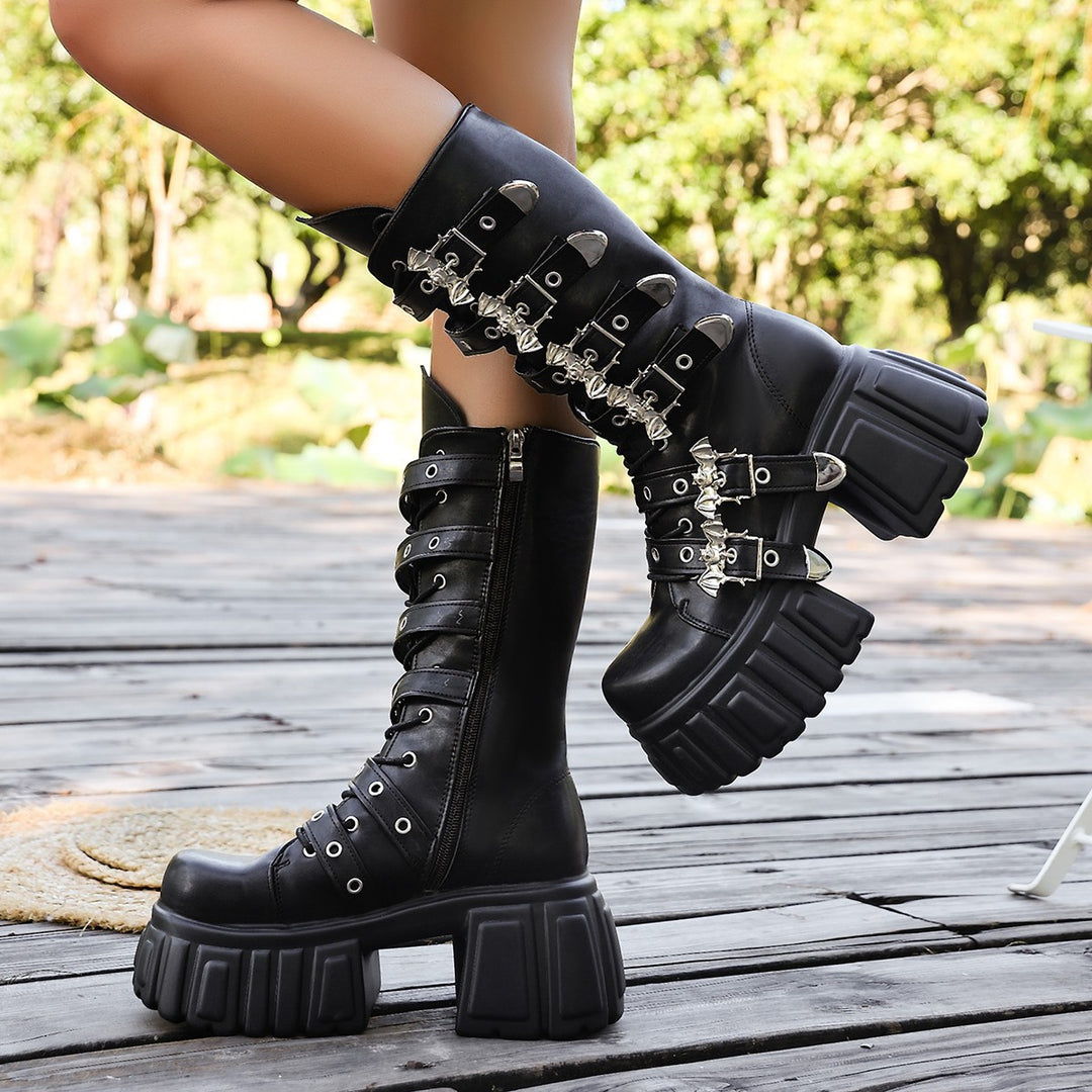 Damen Plateau-Bikerboots mit dekorativen Riemen, Ösen und Ketten Shop Nory