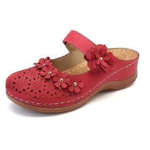 Damen Blumenverzierte Komfort-Pantolette mit Lochmuster, verstellbarem Klettriemen und gepolstertem Fußbett Shop Nory