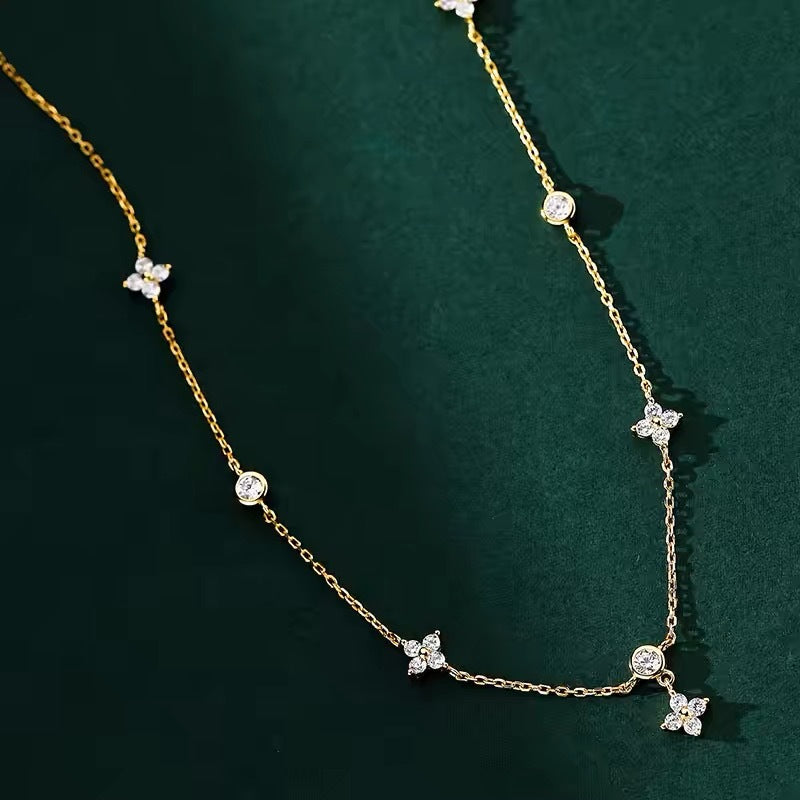 Damen Halskette mit zierlichen Blütenmotiven und funkelnden Zirkonia Shop Nory